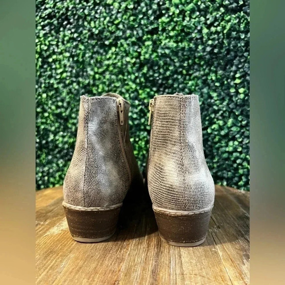 Not Rated Isabel Gold Bootie New - Picture 4 of 5